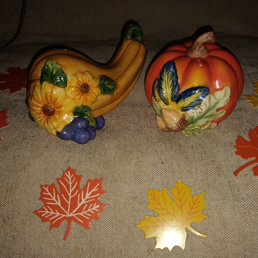 YH 2001 gourd and pumpkin salt & pepper shakers.